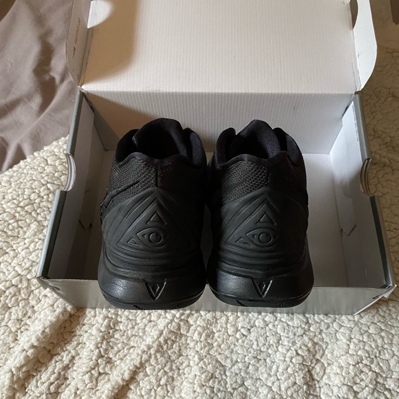 All black Nike Kylie 5 (GS) - Picture 5 of 7